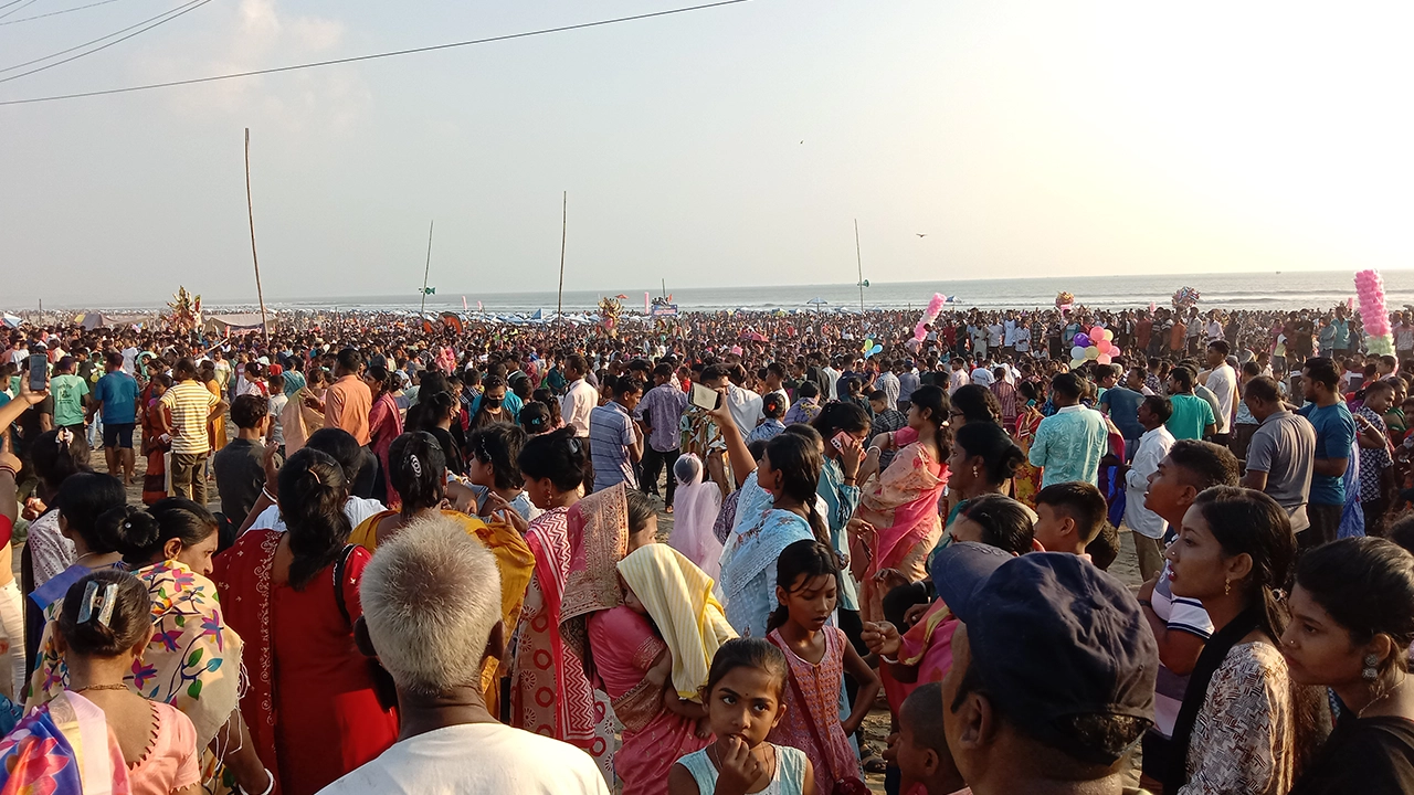 লাখো চোখের পানিতে প্রতিমা বিসর্জন